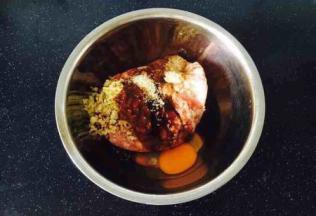 主要食材：猪肉馅 。
调制猪肉馅，猪肉馅选用肥瘦比例三七的肉馅，放入方子中除老抽、香油、葱花以外的所有调料，老抽暂时先放3g，把调料和肉馅朝一个方向搅拌调匀，大约调100下，再放入3g的老抽，继续朝一个方向调匀，调约100下。