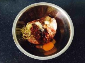 主要食材：猪肉馅 。
调制猪肉馅，猪肉馅选用肥瘦比例三七的肉馅，放入方子中除老抽、香油、葱花以外的所有调料，老抽暂时先放3g，把调料和肉馅朝一个方向搅拌调匀，大约调100下，再放入3g的老抽，继续朝一个方向调匀，调约100下。