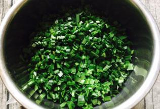 把韭菜切成碎丁。