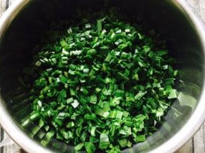 把韭菜切成碎丁。