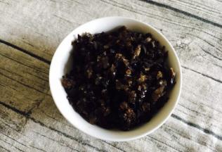 主要食材：木耳 木耳泡发好了后洗干净，剁成碎末。