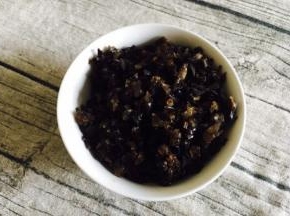 主要食材：木耳 木耳泡发好了后洗干净，剁成碎末。