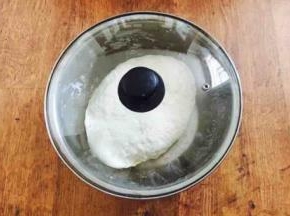 在调馅之前我们把面和好，面不妨多和一些，面要稍微柔软些。 
和面时水要分次分量往里加，先把它合成絮状，然后再把面和光滑，盖上锅盖或者保鲜膜静置30分钟。