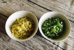 辅助食材：葱、姜 把葱切成碎末，姜切成碎末。