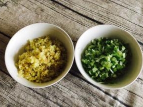 辅助食材：葱、姜 把葱切成碎末，姜切成碎末。
