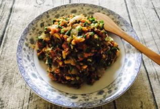 调好的三鲜馅备用。