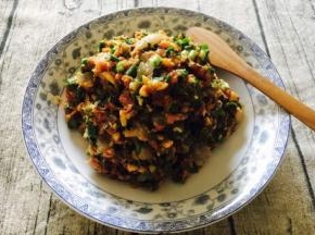 调好的三鲜馅备用。