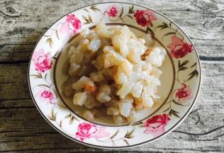 把虾仁剁成小丁。