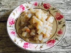 把虾仁剁成小丁。