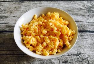 主要食材：鸡蛋 炒鸡蛋时把鸡蛋炒的碎些。