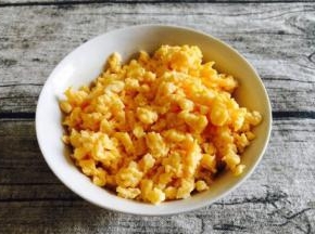 主要食材：鸡蛋 炒鸡蛋时把鸡蛋炒的碎些。