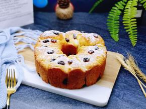 取出趁热脱模就可以！晾一会，筛上上午糖粉！