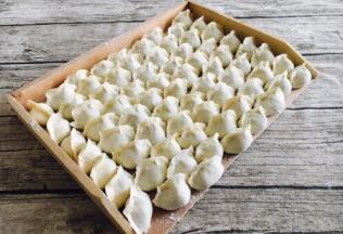 把包好的饺子整齐的码放在饺子板上。 饺子板上要提前均匀地撒些面粉，避免饺子和饺子板粘连。