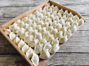 把包好的饺子整齐的码放在饺子板上。 饺子板上要提前均匀地撒些面粉，避免饺子和饺子板粘连。