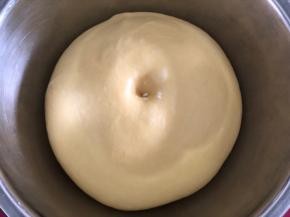 发酵至两倍大，手指沾粉戳洞不回缩即完成发酵。