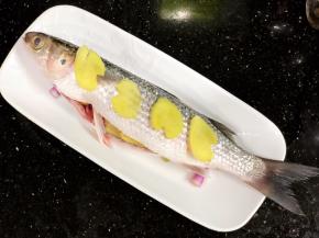 放入几片姜片在鱼身上，去腥。