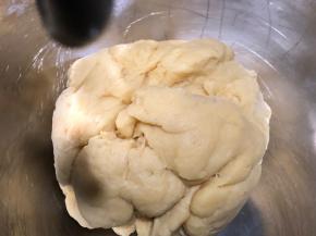 将上述液体材料放入桶内，加入混合好的高低粉，搅拌抱团后，静置20分钟。糖分三次加入，开动机器，让面团完全吸收糖。