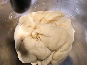 将上述液体材料放入桶内，加入混合好的高低粉，搅拌抱团后，静置20分钟。糖分三次加入，开动机器，让面团完全吸收糖。
