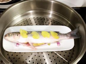 大火水烧沸腾后放入鱼，蒸6分钟。