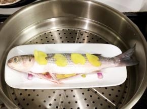 大火水烧沸腾后放入鱼，蒸6分钟。