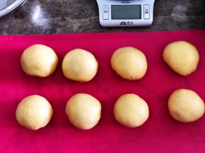 均分8等份，排气揉圆，醒发15分钟。