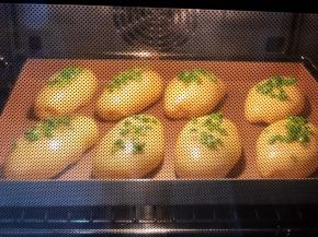 烤箱预热190度，烤12分钟。留意上色效果，满意颜色后可盖锡纸至烤熟。