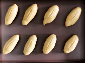 用割刀在中间割出一条直线。放入密封的空间进行二次发酵。我的方法是装一大碗45度左右的热水入烤箱，关上门，基本能满足38度，湿度85%的发酵环境。