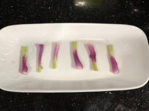 长碟中放入几根葱段，以便鱼底部受热均匀