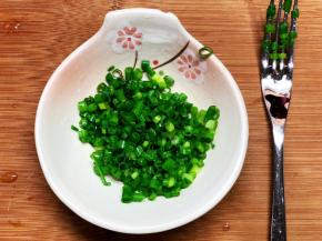 发酵过程，我们准备葱花：葱花加入适量的橄榄油和少许盐拌匀备用。