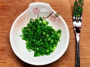 发酵过程，我们准备葱花：葱花加入适量的橄榄油和少许盐拌匀备用。