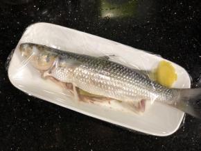 出锅放凉后，盖上保鲜膜，放入冰箱冷藏一个小时。