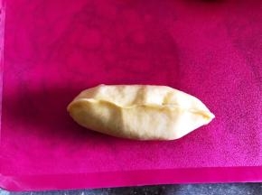 卷出橄榄形，收口。