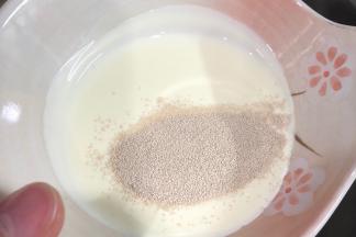 取30克淡奶油与酵母混合，70克的淡奶油与鸡蛋混合，然后这两部分液体混合，加入盐拌匀。