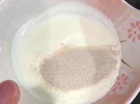 取30克淡奶油与酵母混合，70克的淡奶油与鸡蛋混合，然后这两部分液体混合，加入盐拌匀。