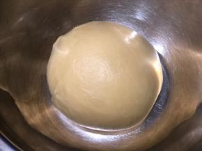 揉圆，放到盘中盖上保鲜膜，进行第一次发酵。