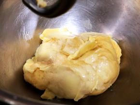 加入黄油继续搅拌