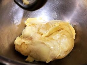 加入黄油继续搅拌