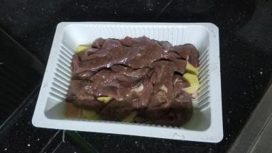 猪肝处理好用盐、生粉、料酒、姜腌十五分钟