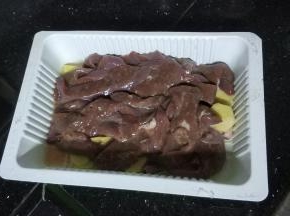 猪肝处理好用盐、生粉、料酒、姜腌十五分钟