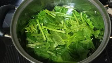 水煮开后放入菠菜，再放入粉丝