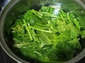 水煮开后放入菠菜，再放入粉丝