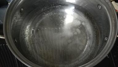 锅里放入适量水、滴少许油放少许盐，加姜片煮开