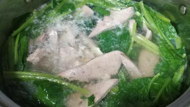 最后放上腌好嘅猪肝，汤煮开后关火