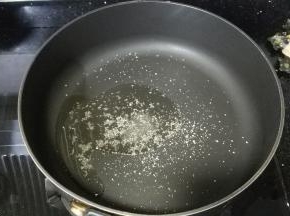 不粘锅裏放入油、盐、糖烧热