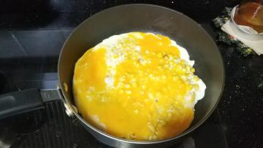 打入鸡蛋，煎至熟透即可