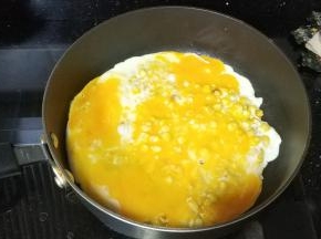 打入鸡蛋，煎至熟透即可