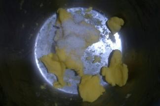 首先把盐、糖、黄油搅拌均匀