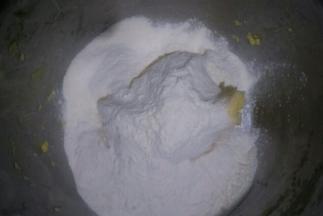 过筛加入低筋面粉