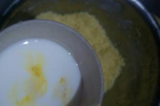 牛奶加蛋液混合军均匀，倒入面粉酥粒中