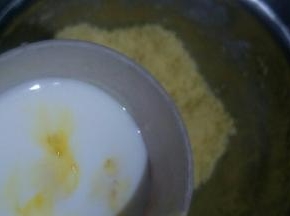 牛奶加蛋液混合军均匀，倒入面粉酥粒中